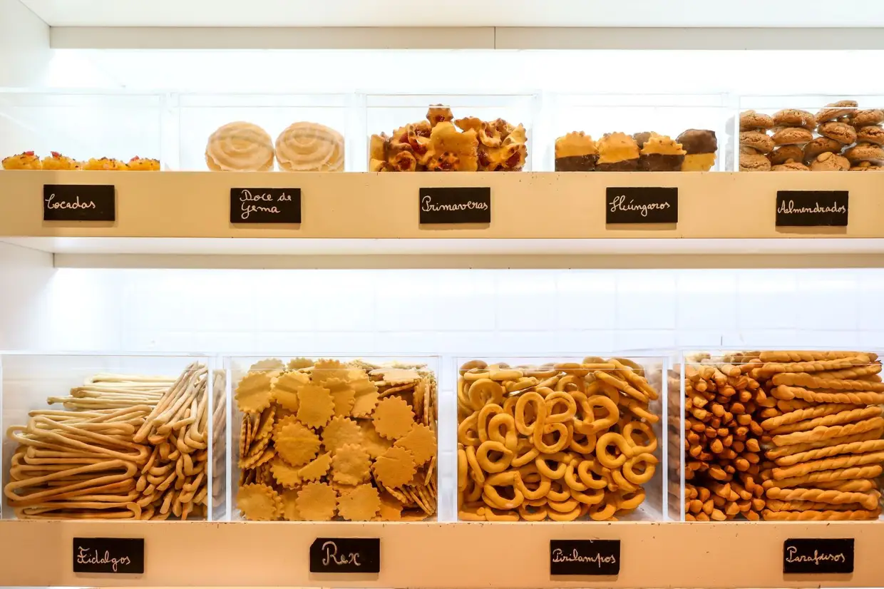 Na Padaria Ribeiro, as bolachas e biscoitos (fidalgos, pirilampos, rex, parafusos, araruta, doce de gema...), são vendidos ao quilo ou em embalagens