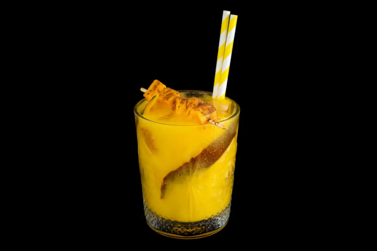 O Mango Parfait (€14) é servido no Restaurante e Bar Le Chat, em Lisboa. O cocktail é preparado com gin Plymouth, triple sec, xarope de açúcar, sumo de limão, clara de ovo e polpa de manga