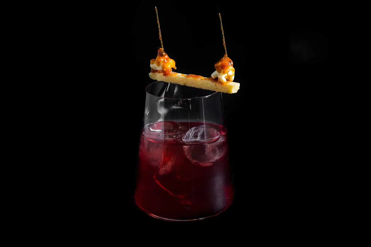 O Fashion Voyeur (€9) está em prova no Vogue Café Porto, feito com rum Havana Club 7 Años, vermute de vinho do Porto rosé, amargo de pipoca e fava tonka