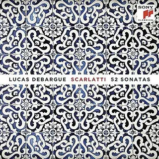 Lucas Debargue foi o jovem pianista que se apresentou no Concurso Tchaikovsky, em Moscovo, e que, terminando em quarto lugar, ficou na realidade em primeiro – quem se recorda do vencedor? Esta caixa de quatro discos, com as sonatas de Scarlatti, é a sua mais recente gravação (com a marca da Sony Classical)