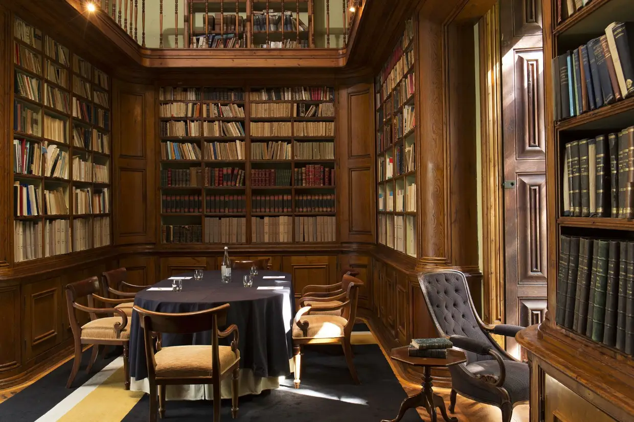 O hotel tem várias salas e recantos, como a capela e uma biblioteca forrada a madeiras exóticas