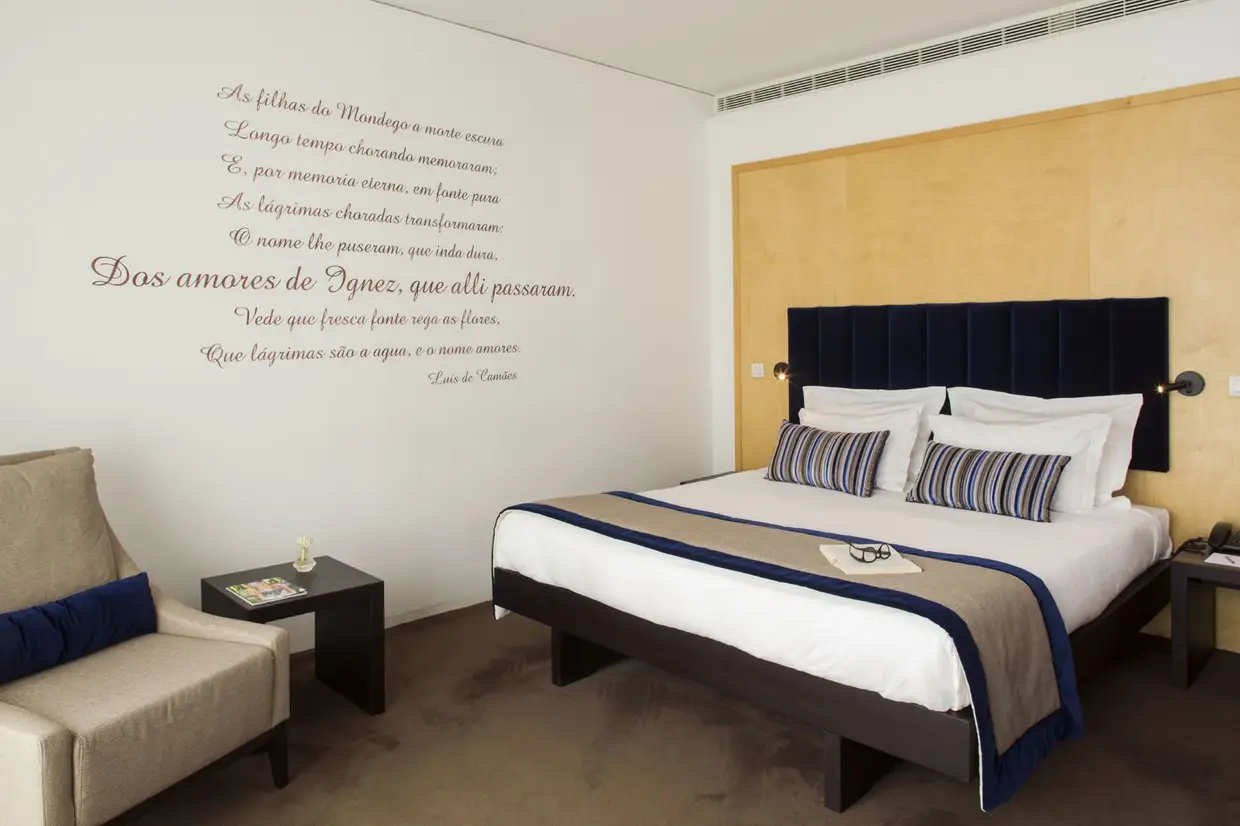 Os quartos da ala moderna estão decorados com trechos d'Os Lusíadas, de Luís de Camões