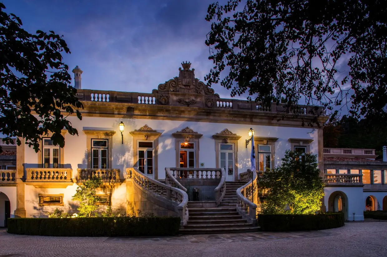 O hotel-palácio do século XVIII tem 55 quartos, divididos entre o edifício antigo e outro de linhas contemporâneas, da autoria do arquiteto Gonçalo Byrne