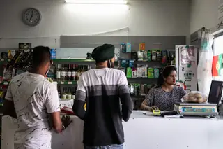 A indiana Tripta Devi trabalha na mercearia do largo mais central de São Teotónio