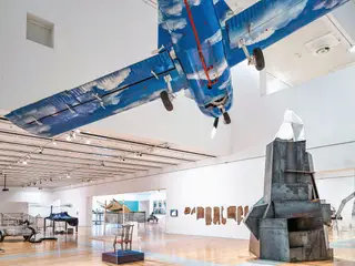 Abarcando um período de trabalho de mais de 30 anos, a exposição (Ainda) o Desconforto Moderno apresenta esculturas, vídeos, instalações, desenhos e registos de performances. Algumas das peças são apresentadas, pela primeira vez, em Portugal