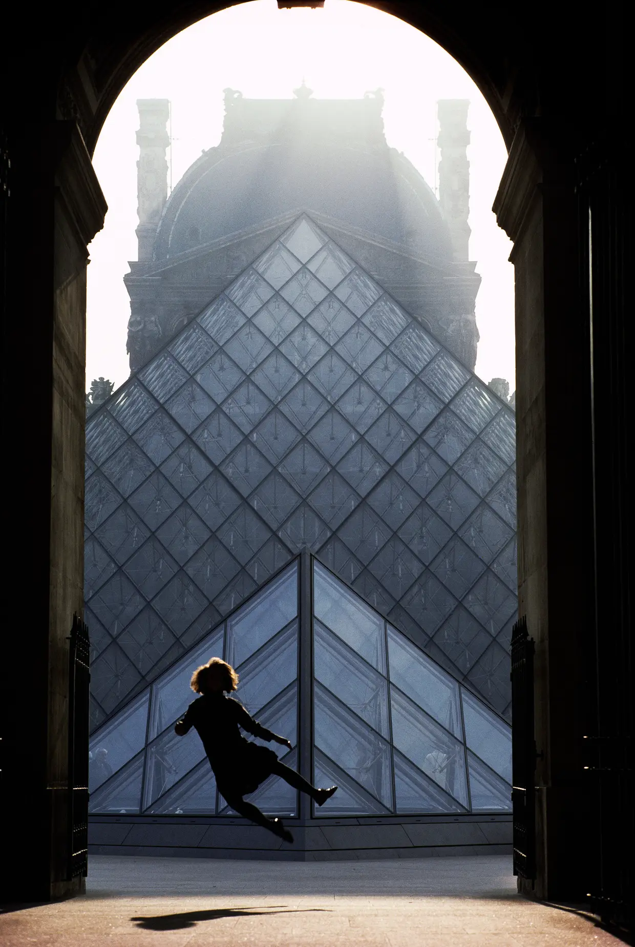 Paris, França, 1989. O fotógrafo Jim Stanfield captou a celebração do bicentenário de França através desta imagem de uma menina a bater os calcanhares em frente às pirâmides de vidro do Louvre