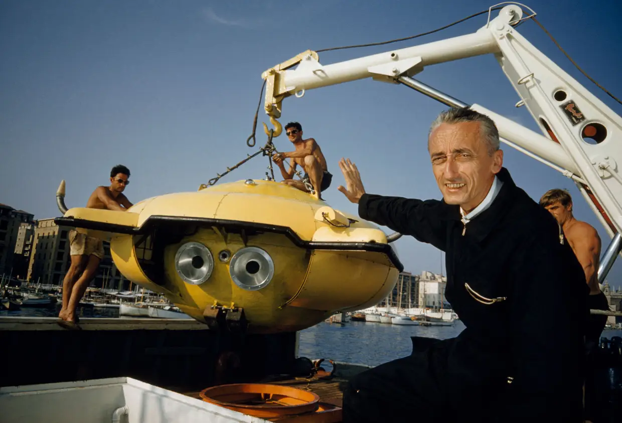Porto Rico, 1960. Jacques-Yves Cousteau dá a conhecer Denise, o seu revolucionário “disco” de mergulho patrocinado pela National Geographic Society