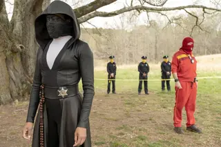 Angela Abar (Regina King), uma detetive negra, com a identidade secreta de Sister Night, tem em mãos a investigação do regresso de um grupo supremacista branco