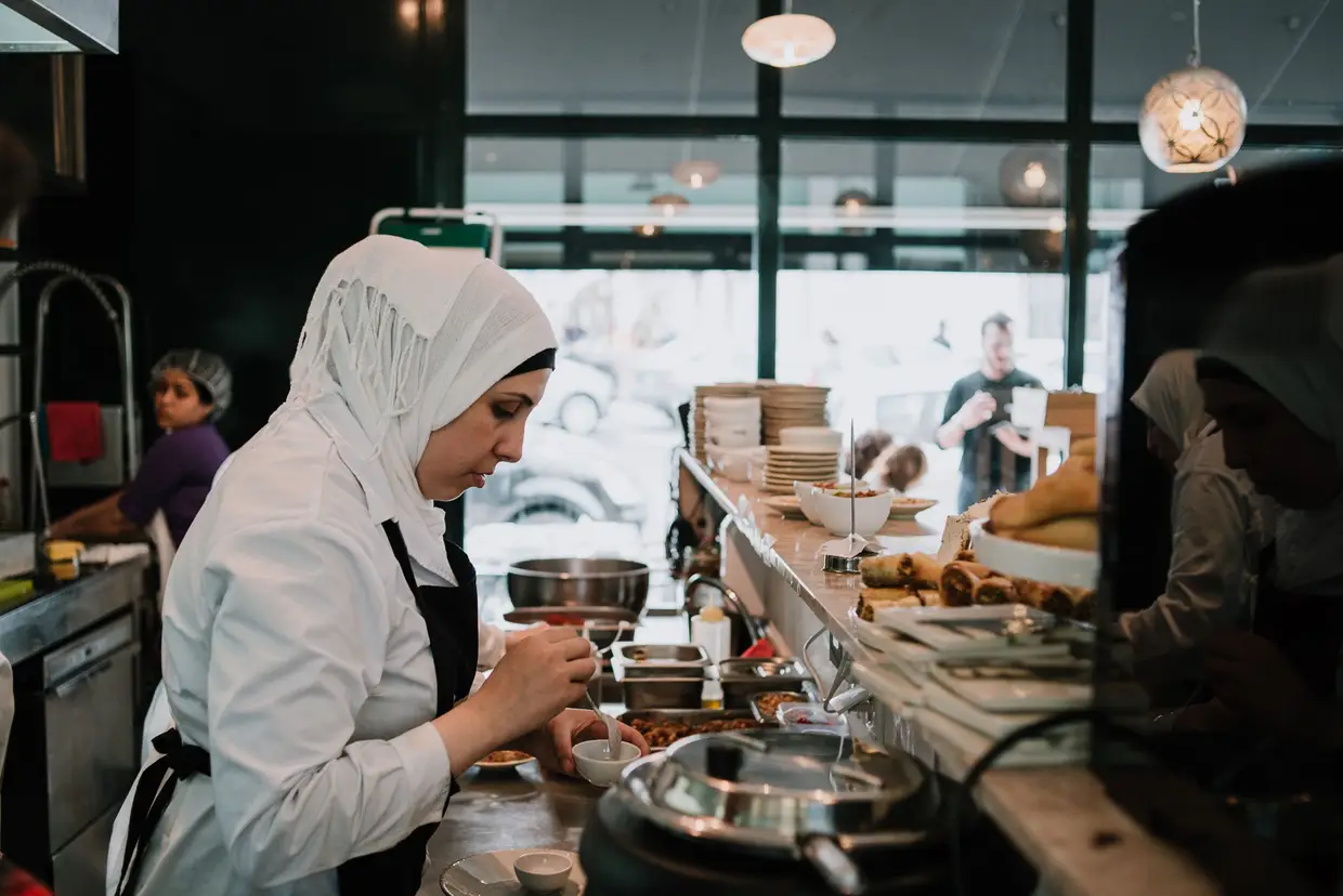 No Mercado de Arroios fica o Mezze, projeto de inclusão e de integração de refugiados sírios, criado pela Associação Pão a Pão, que serve gastronomia do Médio Oriente