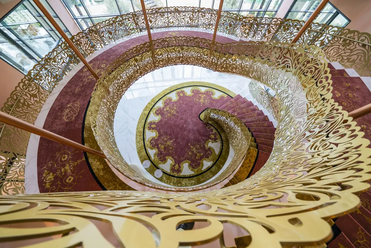 À entrada do Savoy Palace observa-se o elegante rendilhado dourado do corrimão da escada inspirado nas formas e nos desenhos do bordado madeirense