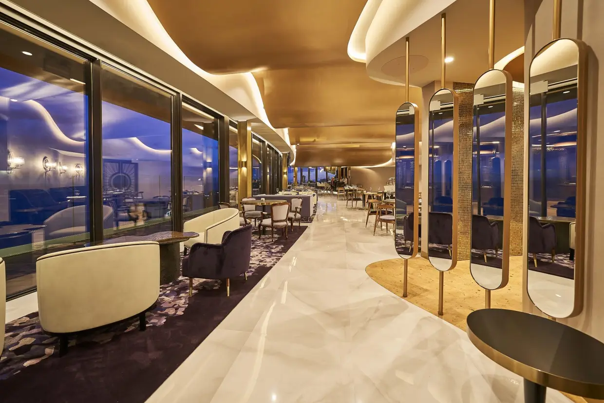 O restaurante Jacarandá, tem lounge, clube e piscina, exclusivos para os hóspedes das suítes, semelhante a um boutique hotel, dentro do resort