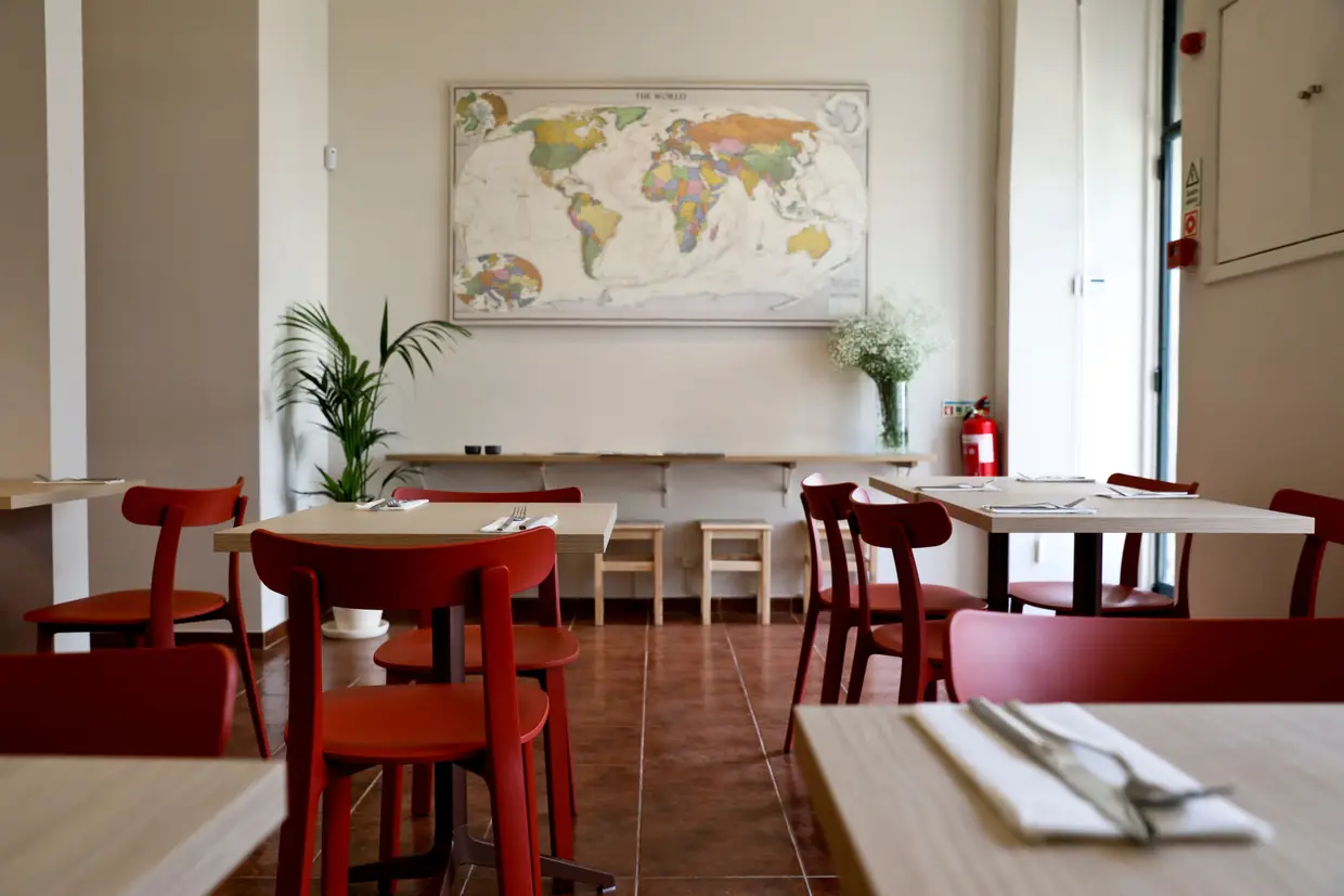 Joana Amado reabriu o antigo café Os Papagaios, vizinho do Mercado de Arroios, e transformou-o numa cafetaria-restaurante. Além do brunch, é imprescindível provar as espetadas afegãs, o prato mais pedido, ou o ossobuco e o ensopado, propostas de fim de semana