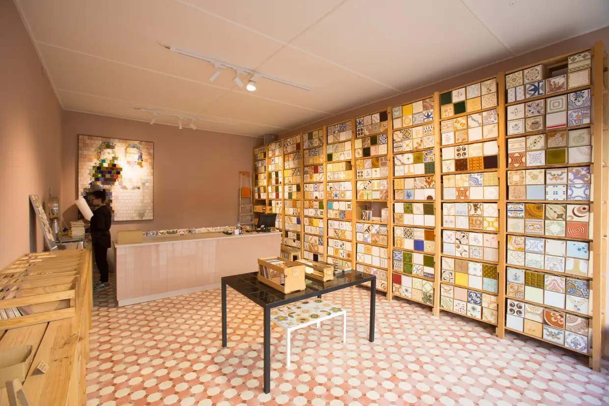 Do bairro da Mouraria, , onde teve de deixar aquela que foi a sua primeira loja, veio a Cortiço & Netos. A coleção de azulejos portugueses, proveniente de linhas descontinuadas e de restos, que Joaquim José Cortiço reuniu ao longo de mais de 40 anos, está agora no número 37 da Rua Maria Andrade