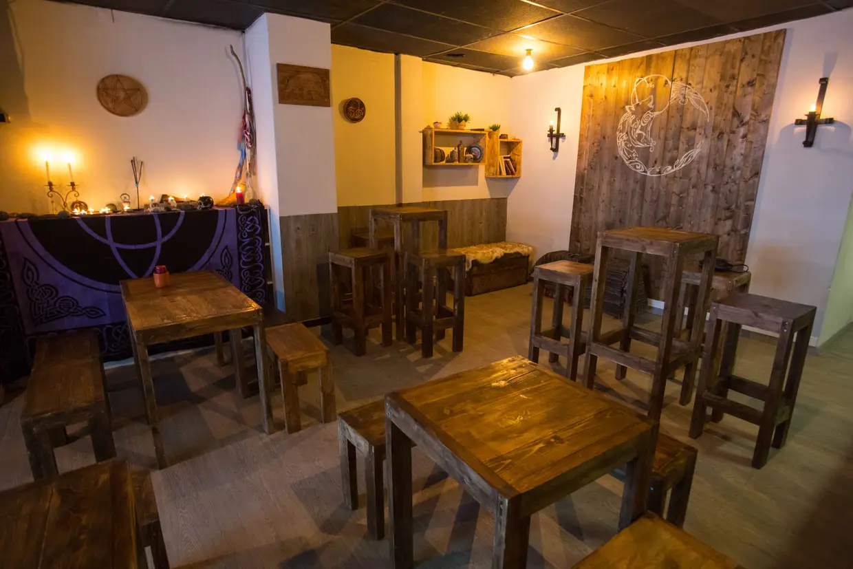 N'O Covil, bar inspirado na cultura lusitana e celtibera, a bebdia especial da casa é o hidromel, aqui servido à pressão