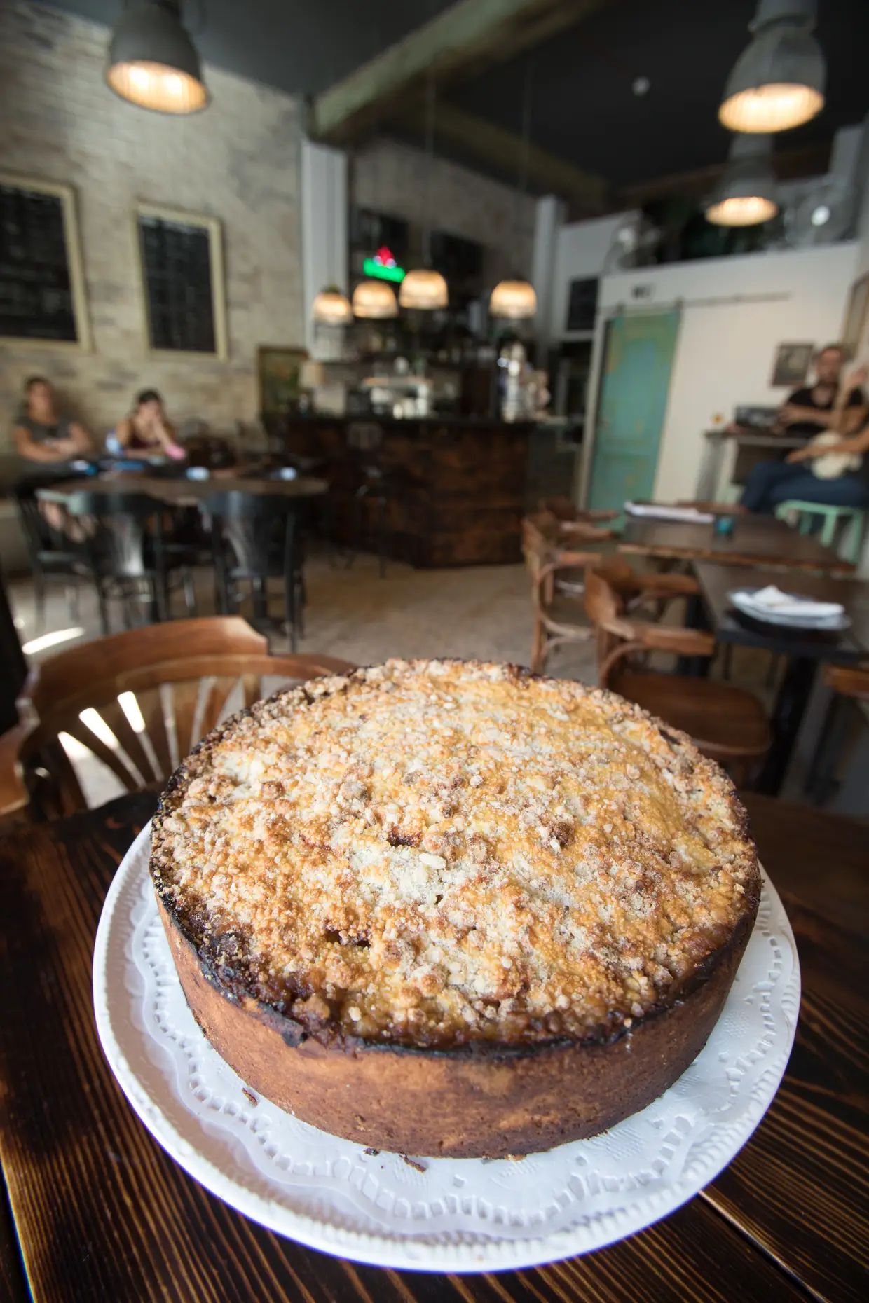 O O'Malta Bistro Bar, lugar para apreciadores de vinho, de pequenos produtores, e de cerveja artesanal, guarda um segredo: uma deliciosa tarte de maçã, receita holandesa