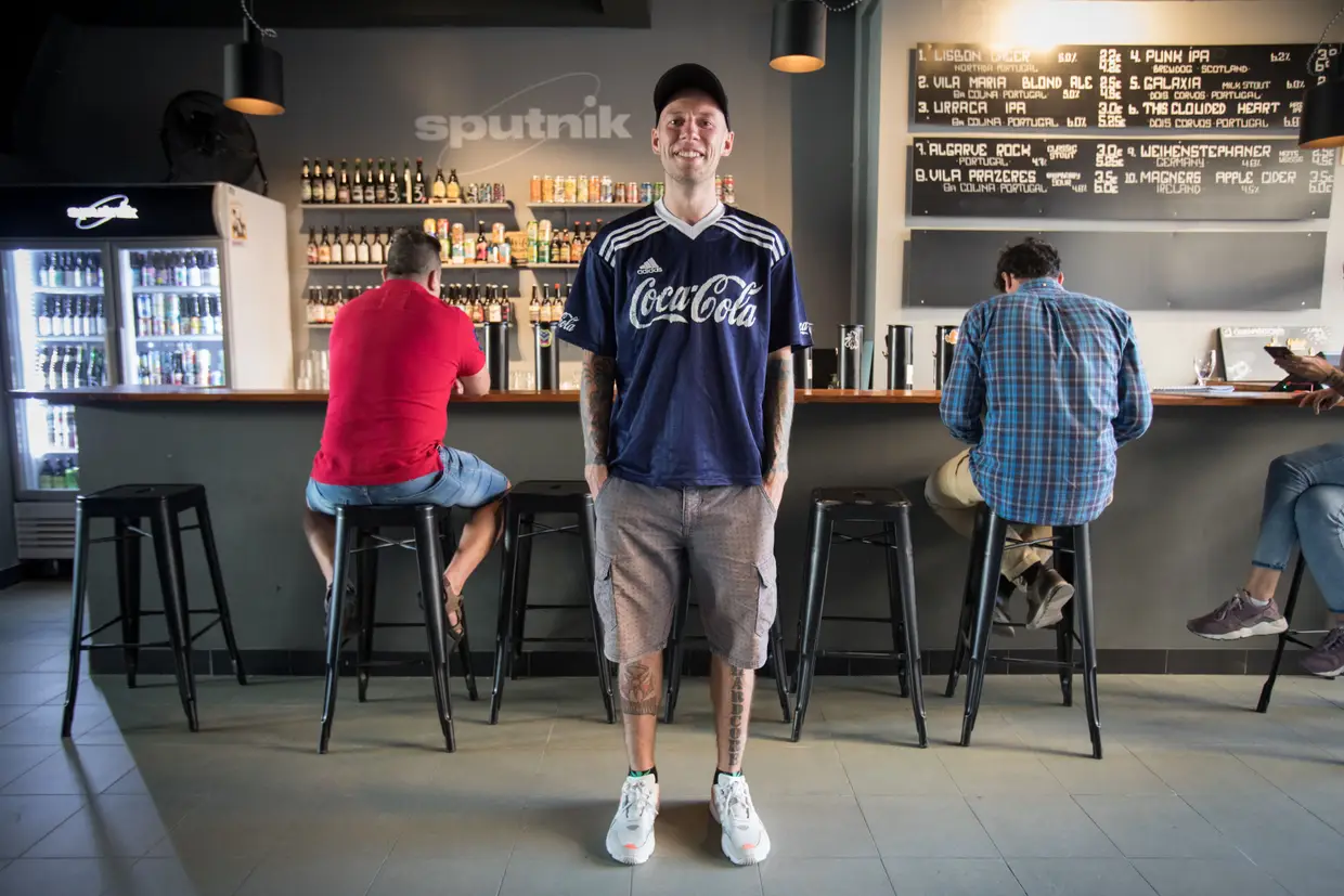 Evgeny Zakharov, proprietário do Sputnik, um bar de cerveja artesanal com 12 torneiras à pressão e cerca de 150 referências em lata e em garrafa