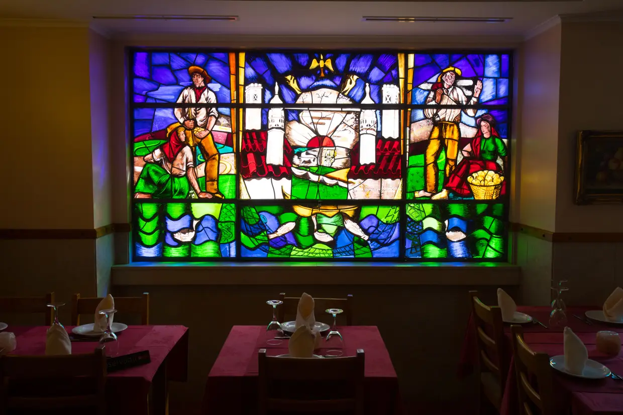 No restaurante O Vitral, no número 126 da Rua Passos Manuel, uma das especialidades é o leitão assado, servido à terça-feira ou, por encomenda, nos restantes dias da semana