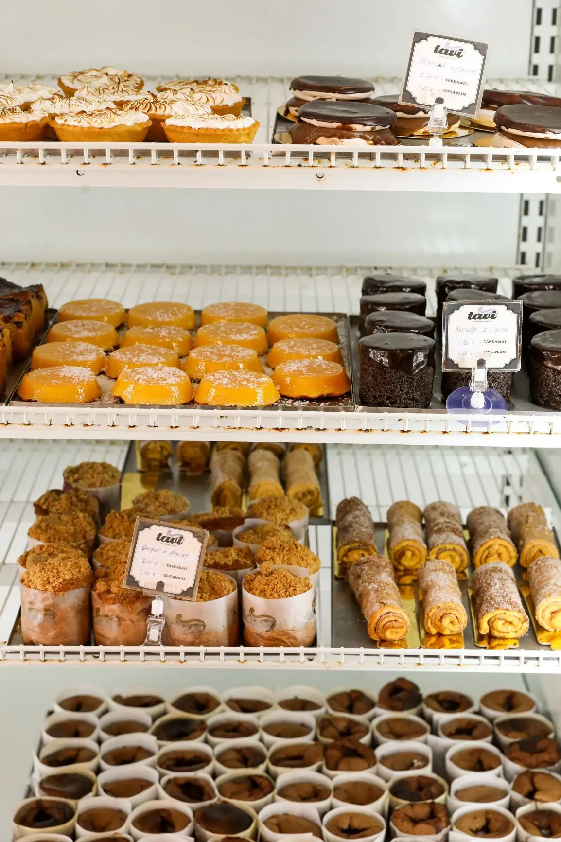 Além dos bolos tradicionais (glórias, jesuítas, bolo de arroz), a Tavi aposta noutro tipo de pastelaria, em formato miniatura, como o coulis de chocolate, o quindim, a tarte de limão merengada ou o merengue de chocolate