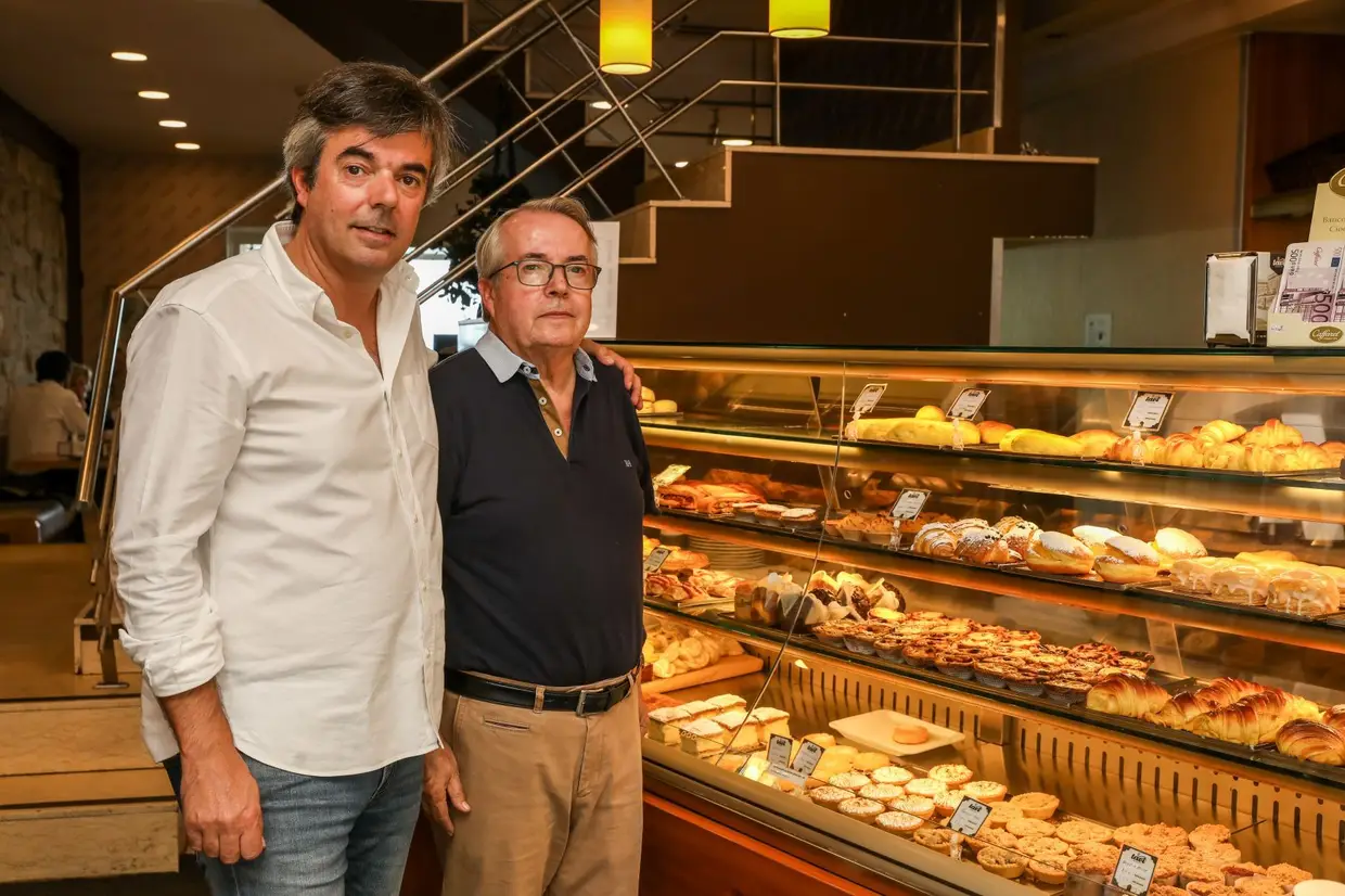 Aberta em 1935, a confeitaria foi adquirida em 2006 pela família de José Paiva (à esquerda). Rui Paiva, o filho, gere atualmente o negócio