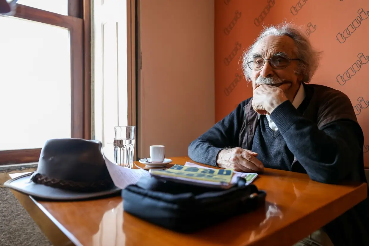 O escritor Fernando Echevarría é presença assídua na Tavi, onde gosta de passar as manhãs a escrever e a ver o mar