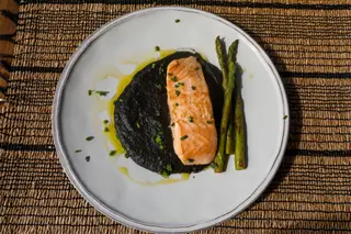 Lombo de salmão mal passado com puré negro e espargos verdes