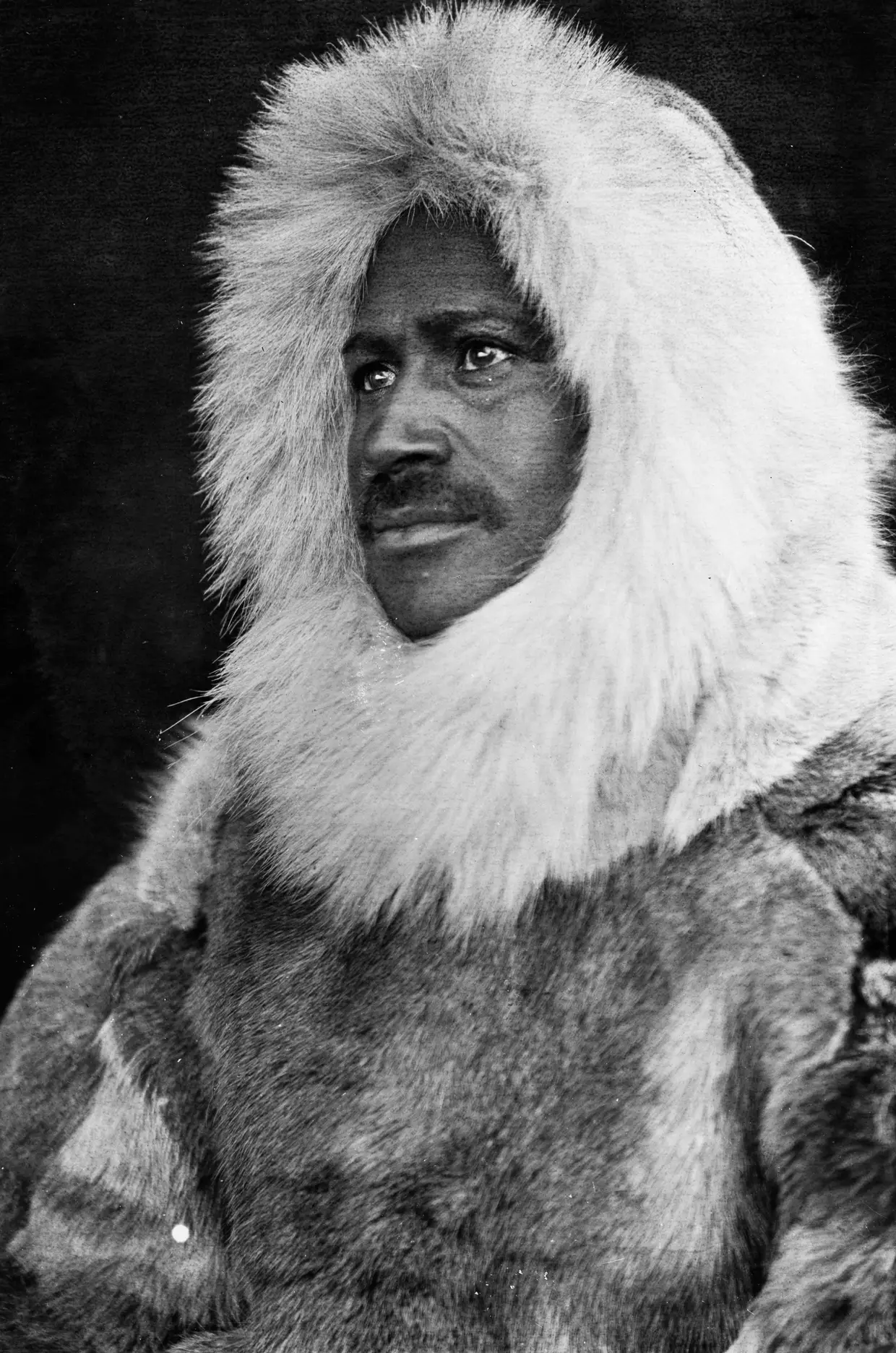 Canadá, 1909. Retrato do explorador Matthew Henson, tirado por Robert Peary, um ano antes da sua caminhada pelo Ártico. Ambos acreditavam que tinham sido os primeiros a atingir o Pólo Norte