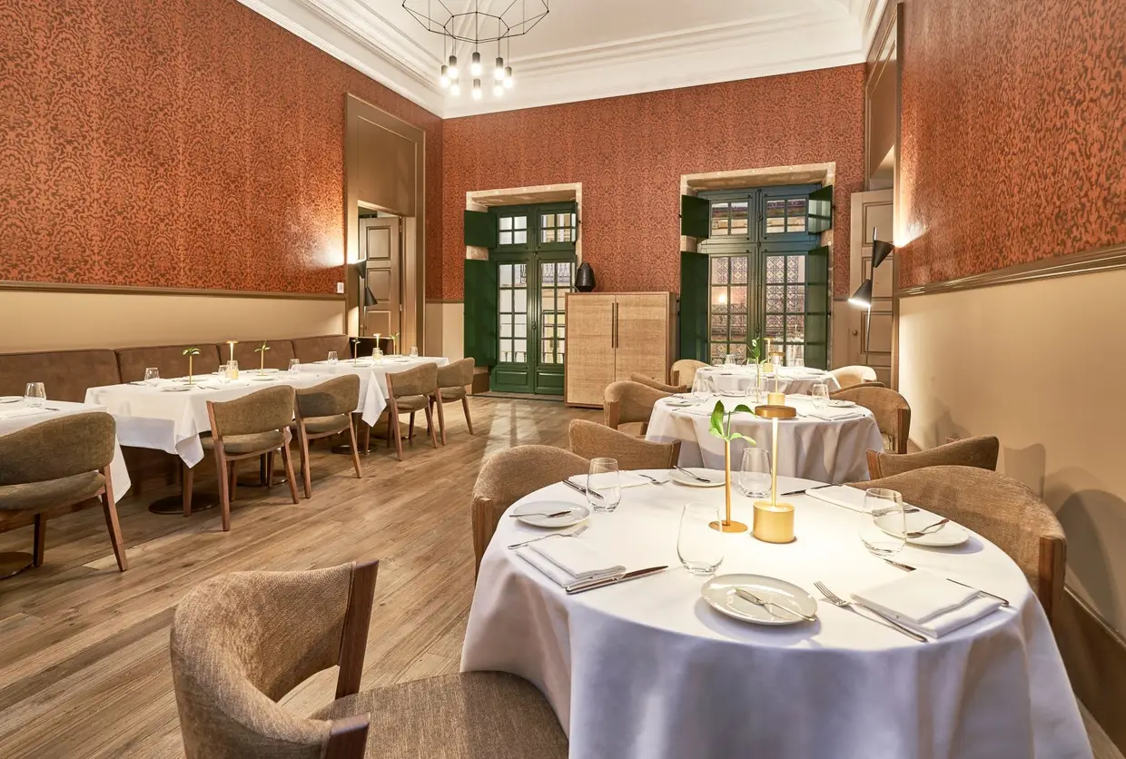 Tal como o Bar dos Maias, também o restaurante Bistrô Flores, gerido pelo chefe Nuno Miguel, está aberto a não hóspedes