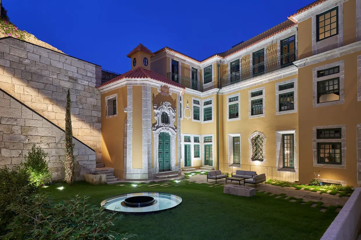 Nas traseiras do palacete, no jardim exterior, encontra-se uma capela barroca do século XVIII que se acredita ser da autoria do arquiteto italiano Nicolau Nasoni