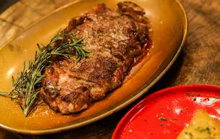 Na ementa do Muu, há sete cortes de carne, feitos na brasa, com carvão ecológico, de cascas de coco