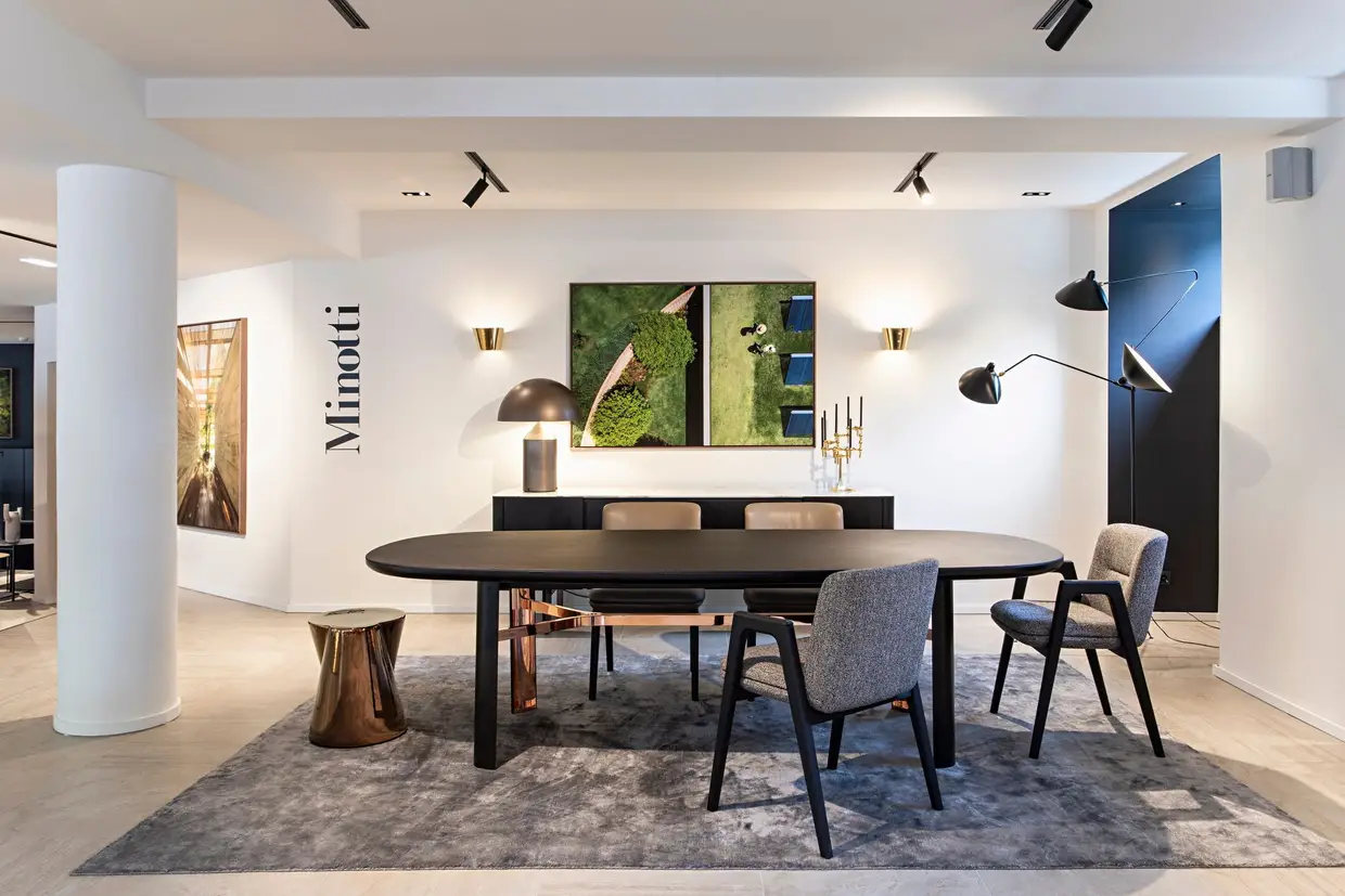 Na nova QuartoSala Top Brands+Editions, no Príncipe Real, Pedro D'Orey e Clemente Rosado apostaram numa loja com curadoria, feita de edições especiais e marcas de design internacional, como os sofás da italiana Minotti, as cadeiras da Knoll e as peças dos anos 40 e 50 assinadas Finn Juhl