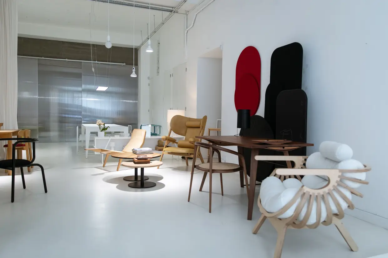 O designer Marco Sousa Santos fundou a Branca-Lisboa, uma marca integralmente portuguesa, desde a matéria prima usada, a madeira, passando pelo design ao processo de fabrico baseado na arte manual e no saber-fazer dos artesãos portugueses. Na loja/showroom, em Lisoa, há peças como a icónica cadeira Shell, o cadeirão Adamastor, entre outras peças de mobiliário e iluminação
