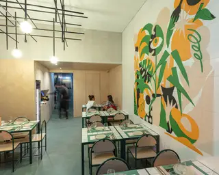O Isto é um Restaurante começu a ser pensado em 2016, quando a Câmara Municipal de Lisboa propôs à associação Crescer que criasse um espaço para os sem-abrigo comerem
