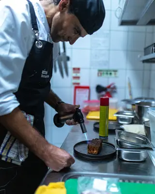Da cozinha à sala, a equipa está empenhada em fazer chegar à mesa pratos portugueses de assinatura