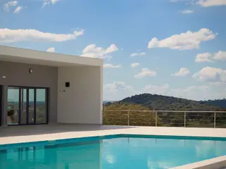 A Herdade dos Delgados, na vila raiana de Mourão, espraiada sobre o lago da Barragem do Alqueva, é um refúgio para quem quer relaxar
