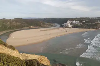 Costa a pé: a química com uma catalã, a magia da Costa Vicentina e a criança feliz a chapinhar na lama