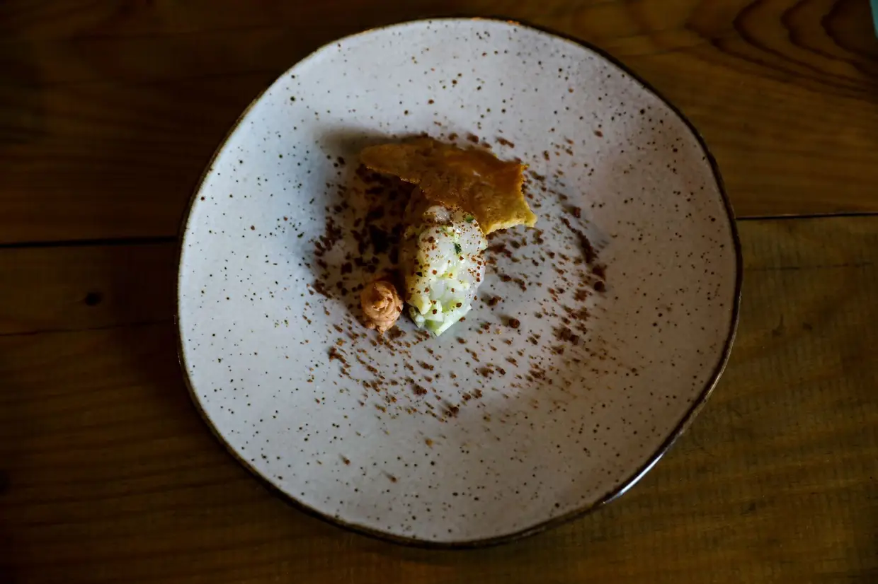 Tártaro de lagostim com lavagante e sapateira, creme de coral e telha de lavagante, um dos pratos do menu, composto por oito momentos