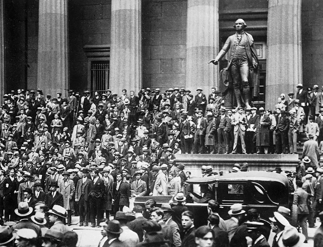 Milhares de pessoas concentraram-se nas ruas de Wall Street na "terça-feira negra" de 29 de outubro de 1929