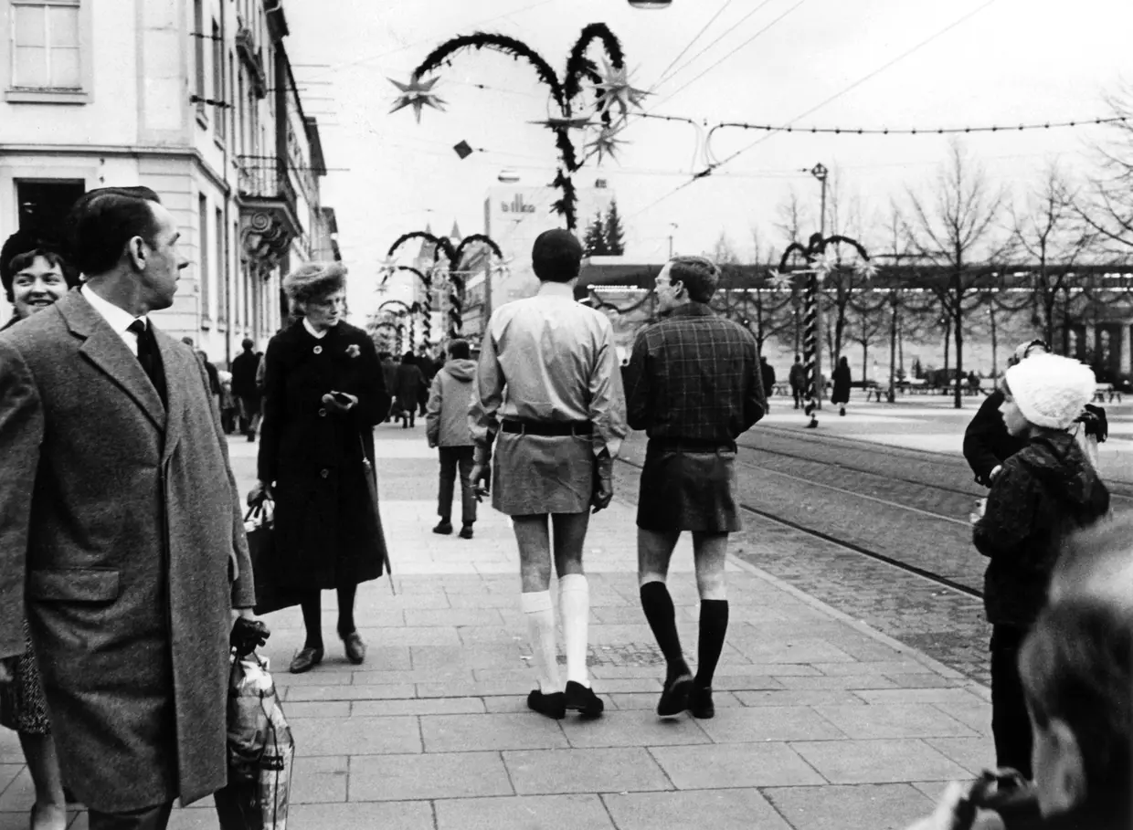 Nos "loucos anos '60", os homens também aderiram às minissaias