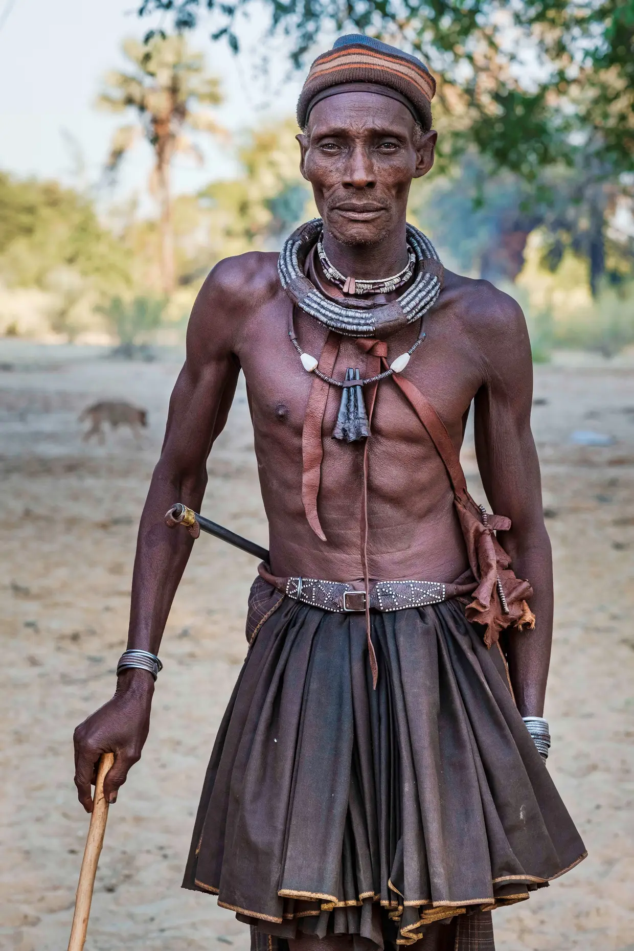Retrato de um líder indígena, vestido a rigor para um funeral, em Kunene, na Namíbia, em 2018