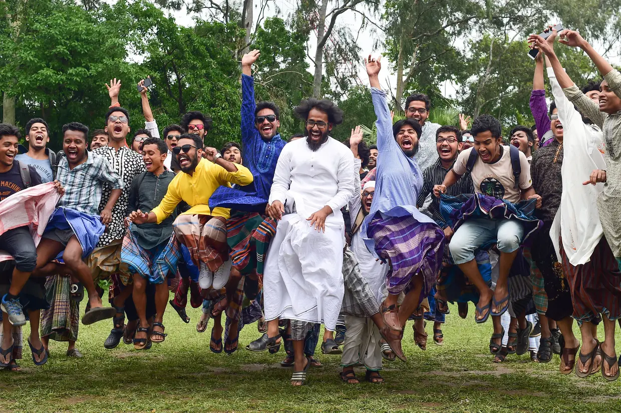 Um grupo de estudantes universitários em Dhaka, no Bangladesh, em abril deste ano