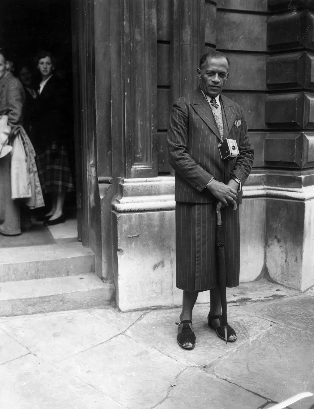 Joeli Kete Ravai, chefe de uma tribo nativa das ilhas Fiji, de visita a um dos mais famosos tribunais de magistrados, em Londres, nos Anos 1950