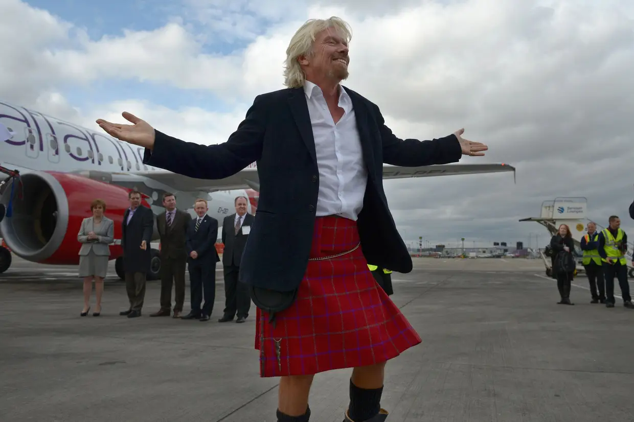 O irreverente Richard Branson, fundador do grupo Virgin, à chegada a Edimburgo, num voo da sua companhia aérea
