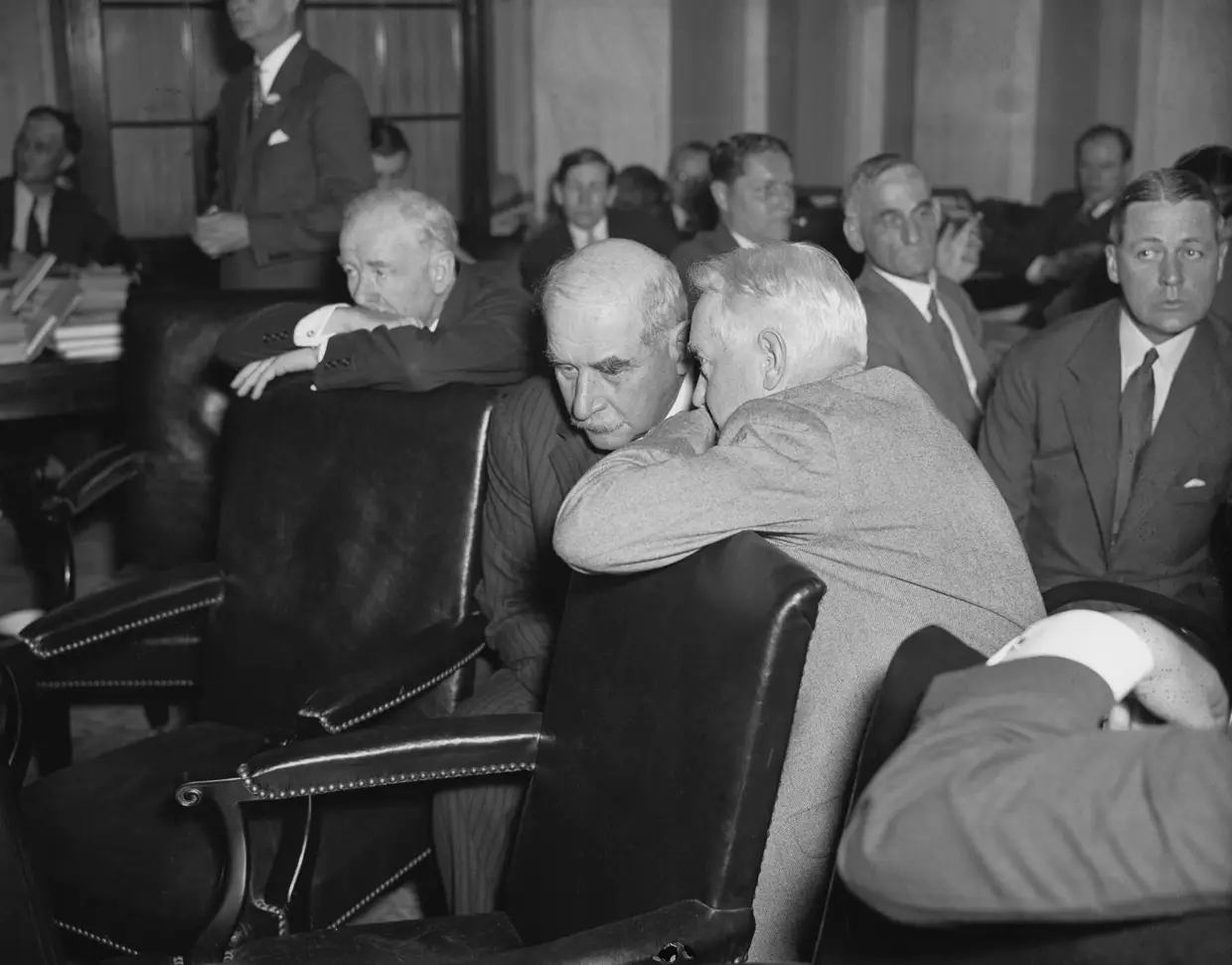 JP Morgan recebe conselhos do seu advogado. A empresa financeira foi muito criticada pela contribuição para a crise de 1929, e viria a ser de novo central na crise de 2008-2009.