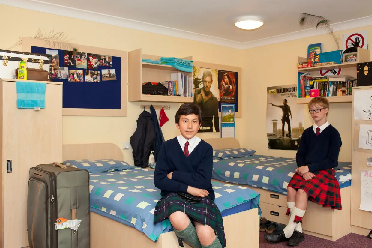 Rapazes do tradicional Fettes College, na Escócia, no seu dormitório
