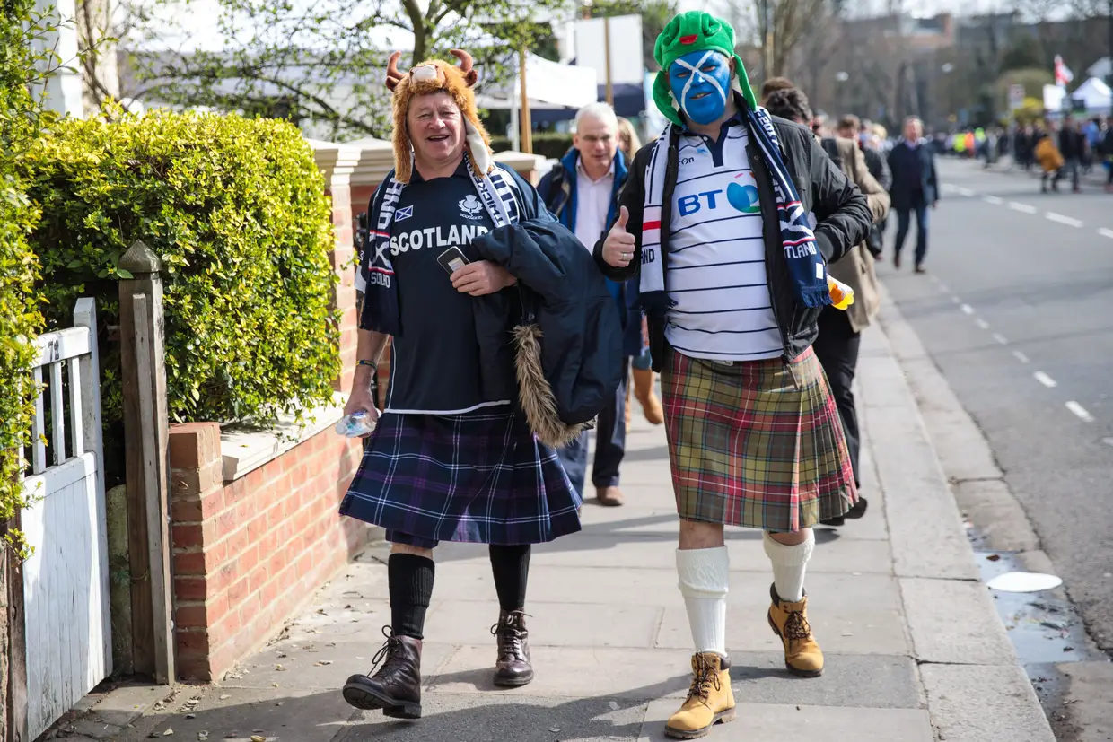 Fãs de rugby a caminho do estádio onde decorreria o jogo entre Inglaterra e a Escócia, em Londres, ano de 2017