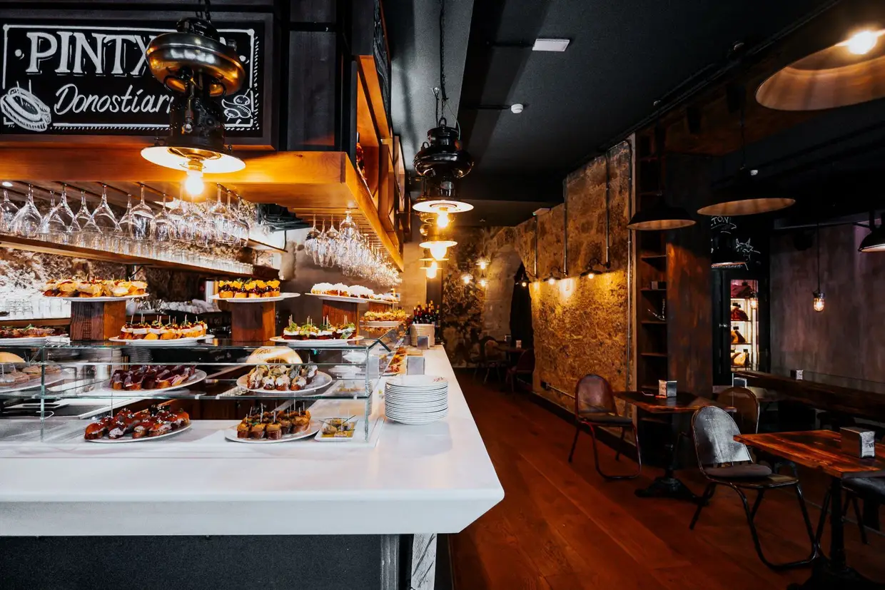 A barra de "pintxos" marca o piso térreo do restaurante, com uma montra colorida de fatias de pão com dezenas de ingredientes