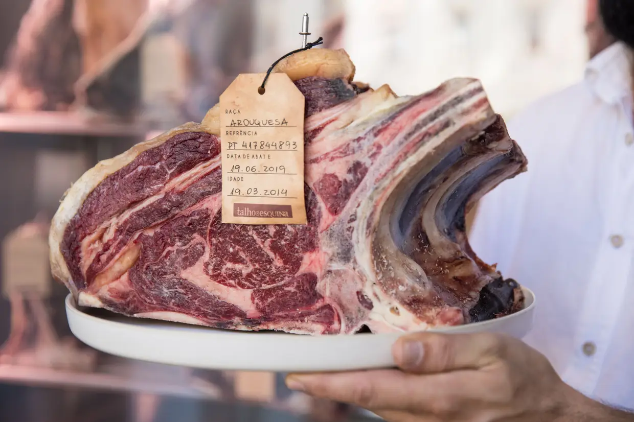 No Talho da Esquina, do chefe Vitor Sobral, as peças de carne estão penduradas, logo à entrada, com o respetivo bilhete de identidade, para se saber tudo sobre elas