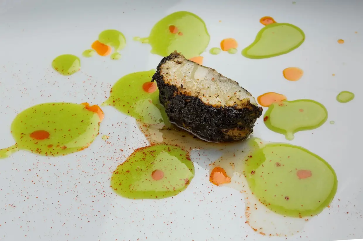 Pescada, cinza de alho-porro, alhada picante e molho verde