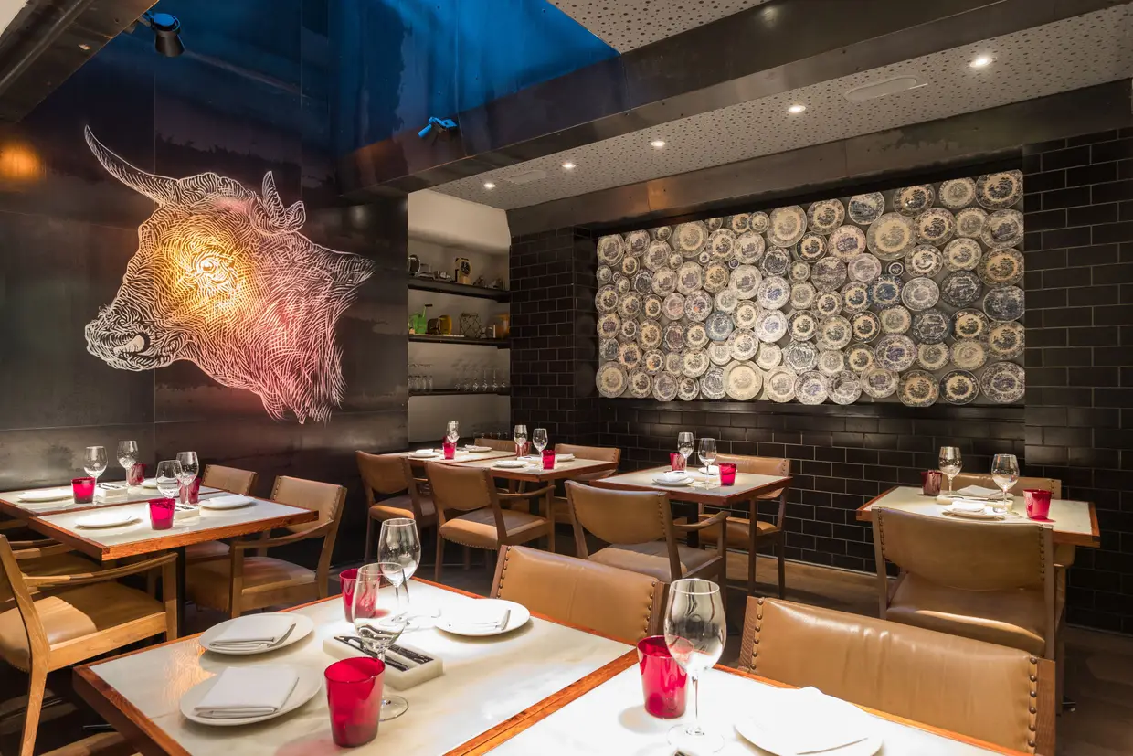 Quem entra para a sala de refeições passa, obrigatoriamente, pelo talho. E o que se vende no talho é o que se pode comer no restaurante