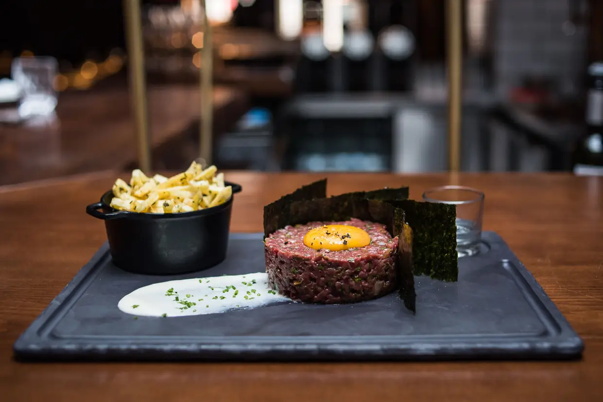 Com a ementa a mudar a cada seis meses, n'O Talho, do chefe Kiko Martins, há um prato emblemático: o bife tártaro, servido com uma mousse de rábano, um shot de vodka e batata frita em duas frituras